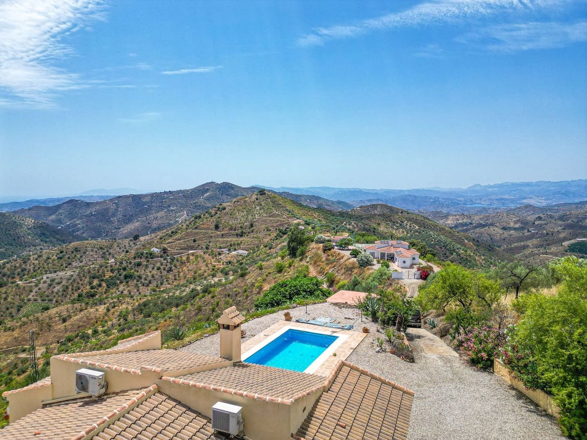 3 bedroom Villa for sale in Arenas with pool garage - € 420,000 (Ref: 9916352)