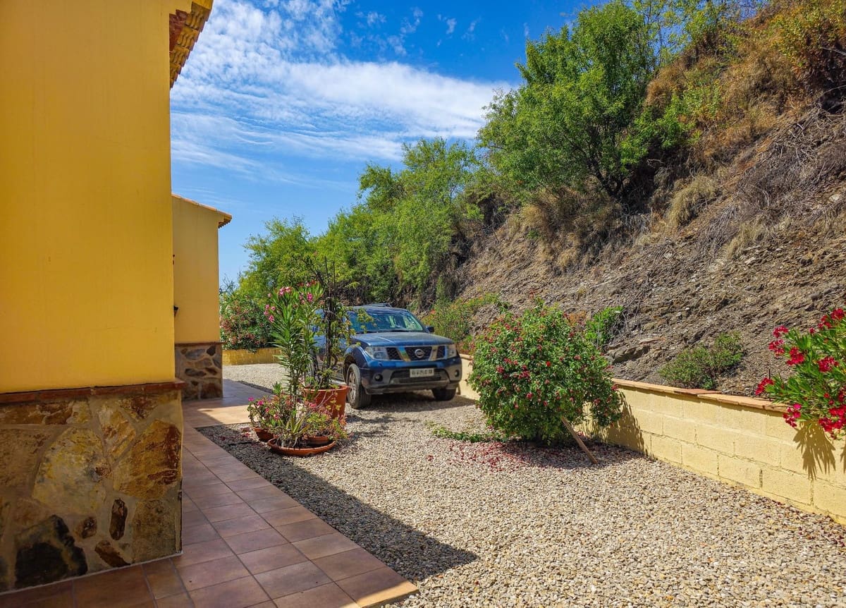 3 bedroom Villa for sale in Arenas with pool garage - € 420,000 (Ref: 9916352)