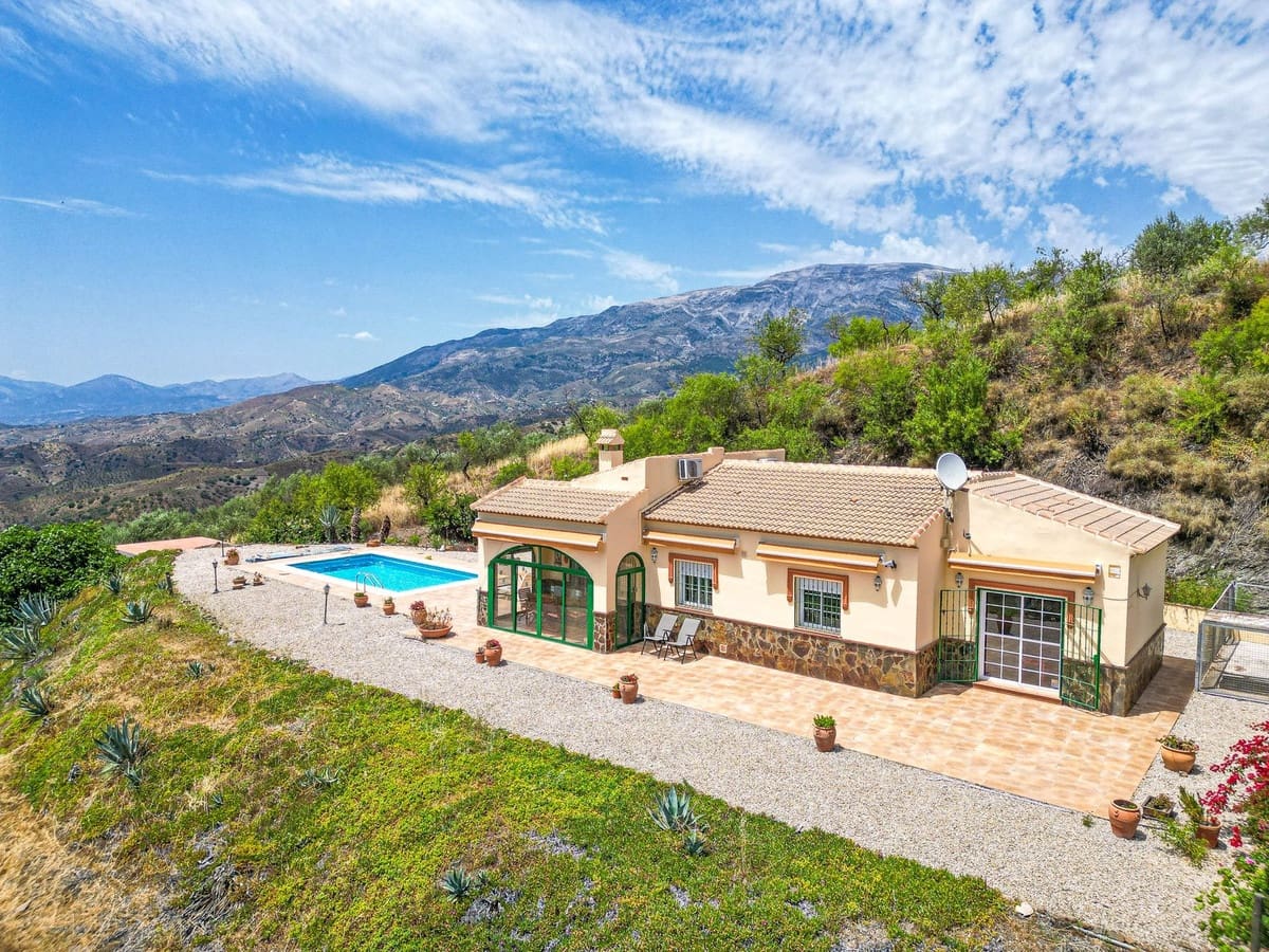 3 bedroom Villa for sale in Arenas with pool garage - € 420,000 (Ref: 9916352)