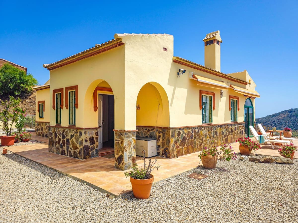 3 bedroom Villa for sale in Arenas with pool garage - € 420,000 (Ref: 9916352)