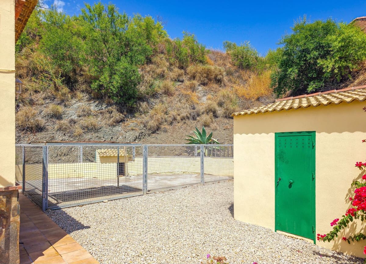 3 bedroom Villa for sale in Arenas with pool garage - € 420,000 (Ref: 9916352)