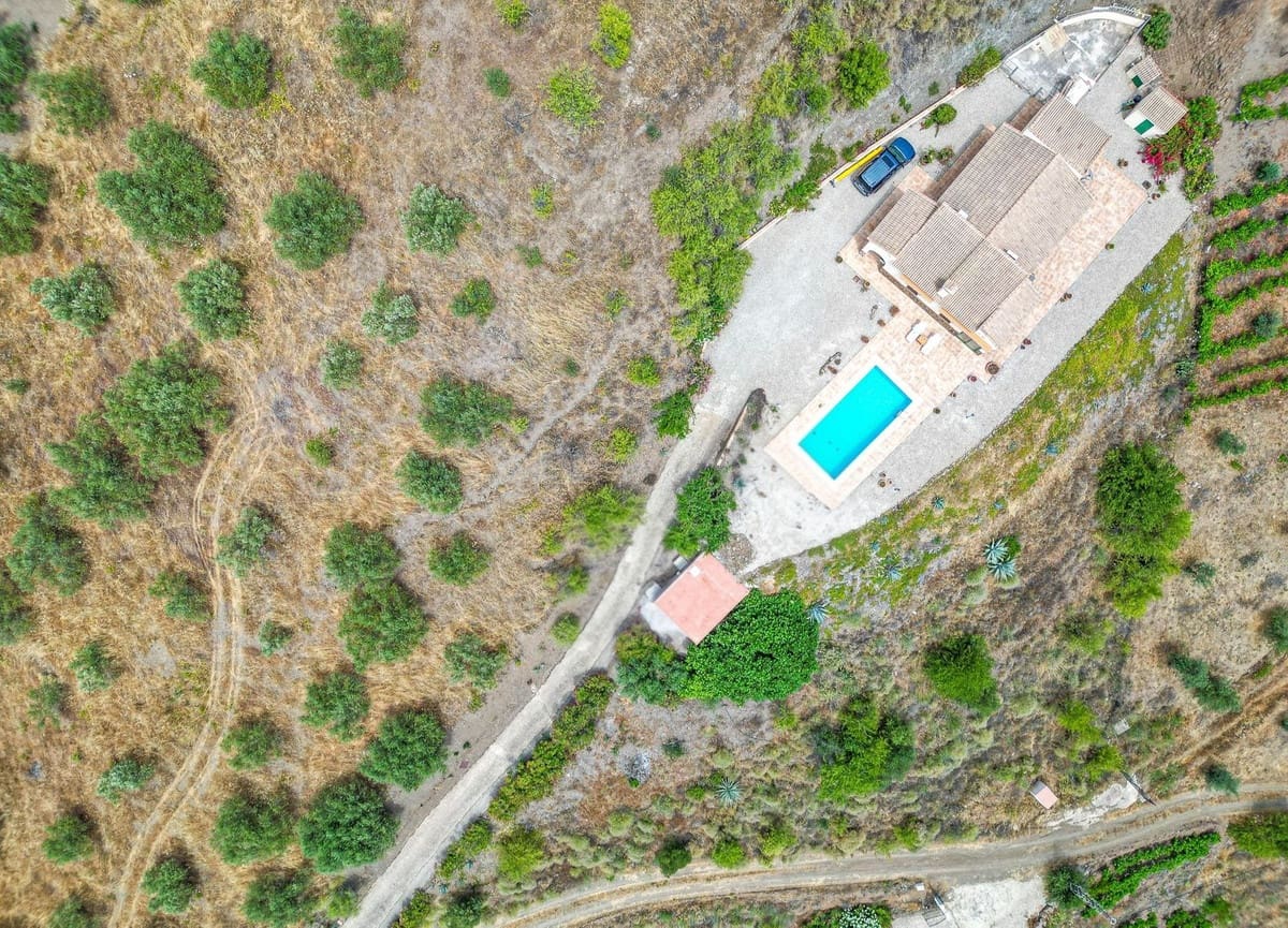 3 bedroom Villa for sale in Arenas with pool garage - € 420,000 (Ref: 9916352)