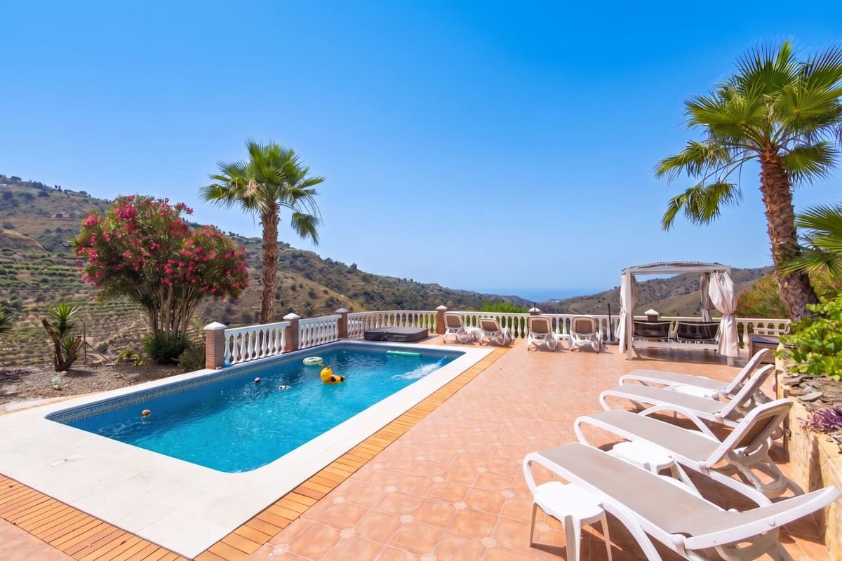 6 soveværelse Villa til salg i Sayalonga med swimmingpool garage - € 699.000 (Ref: 9918612)