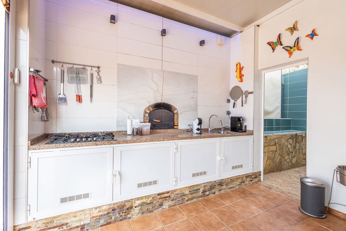 6 soveværelse Villa til salg i Sayalonga med swimmingpool garage - € 699.000 (Ref: 9918612)