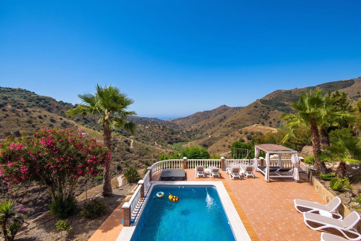 6 soveværelse Villa til salg i Sayalonga med swimmingpool garage - € 699.000 (Ref: 9918612)