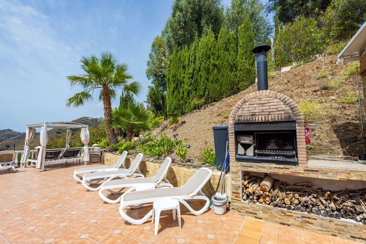 6 soveværelse Villa til salg i Sayalonga med swimmingpool garage - € 699.000 (Ref: 9918612)