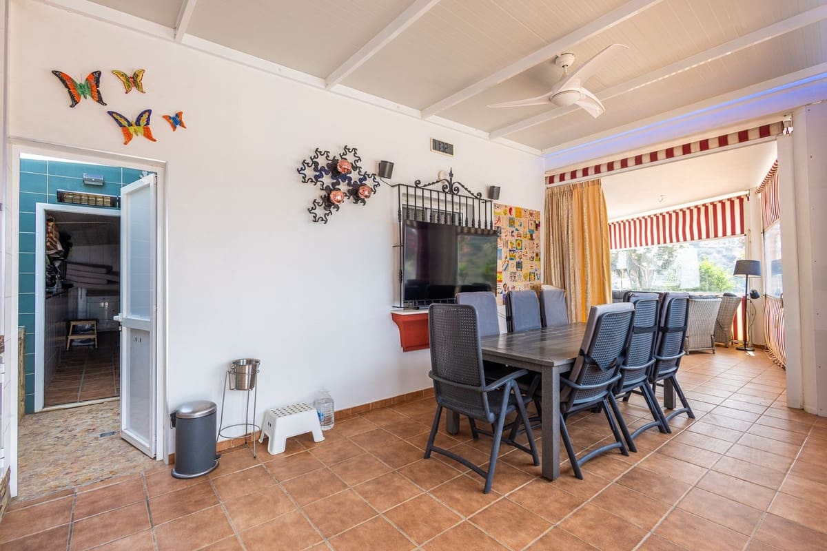 6 soveværelse Villa til salg i Sayalonga med swimmingpool garage - € 699.000 (Ref: 9918612)