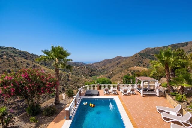 6 soveværelse Villa til salg i Sayalonga med swimmingpool garage - € 699.000 (Ref: 9918612)