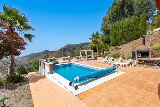 6 soveværelse Villa til salg i Sayalonga med swimmingpool garage - € 699.000 (Ref: 9918612)