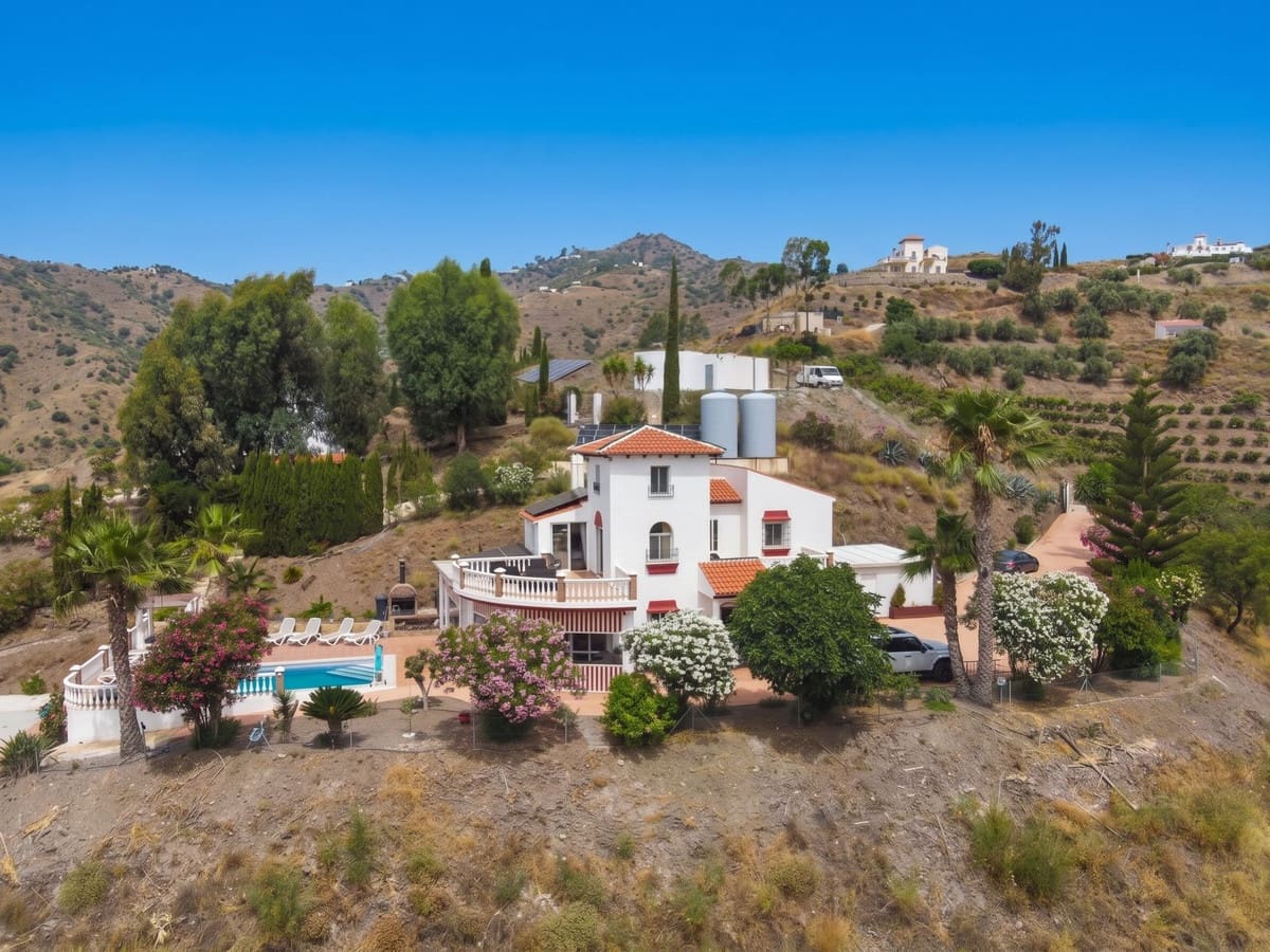 6 soveværelse Villa til salg i Sayalonga med swimmingpool garage - € 699.000 (Ref: 9918612)