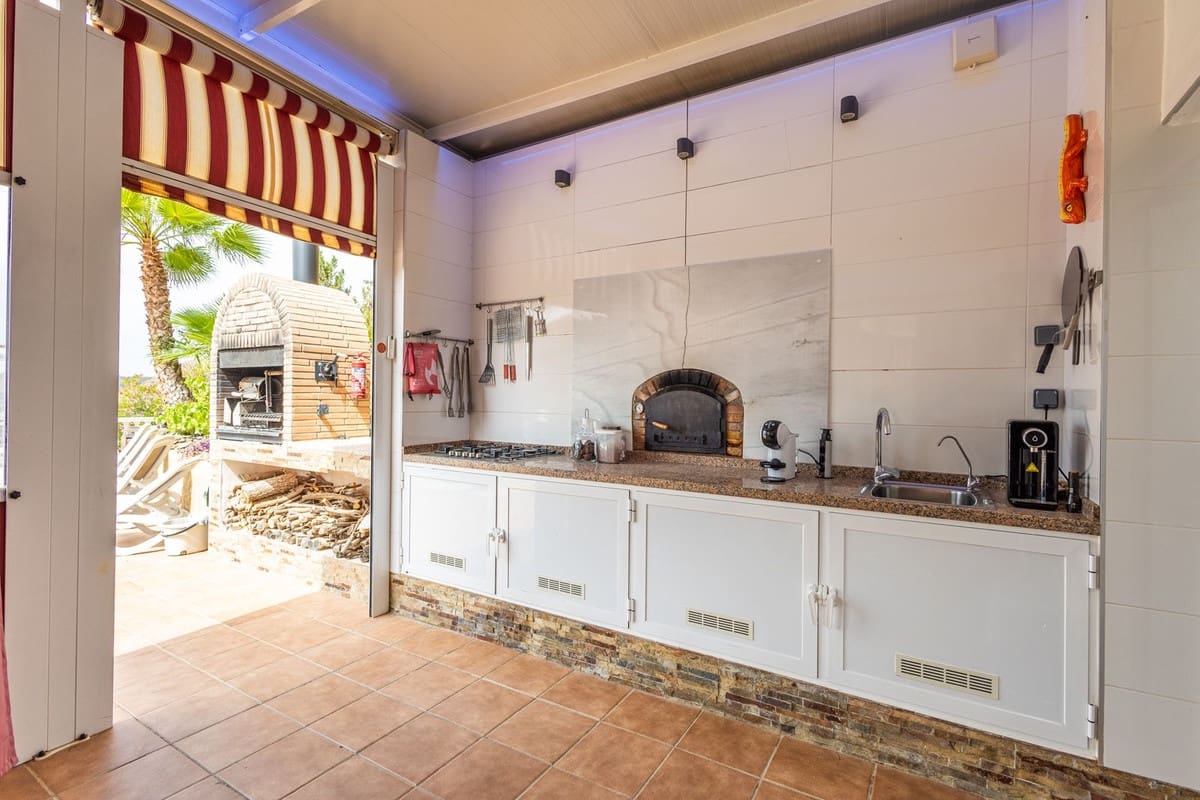 6 soveværelse Villa til salg i Sayalonga med swimmingpool garage - € 699.000 (Ref: 9918612)