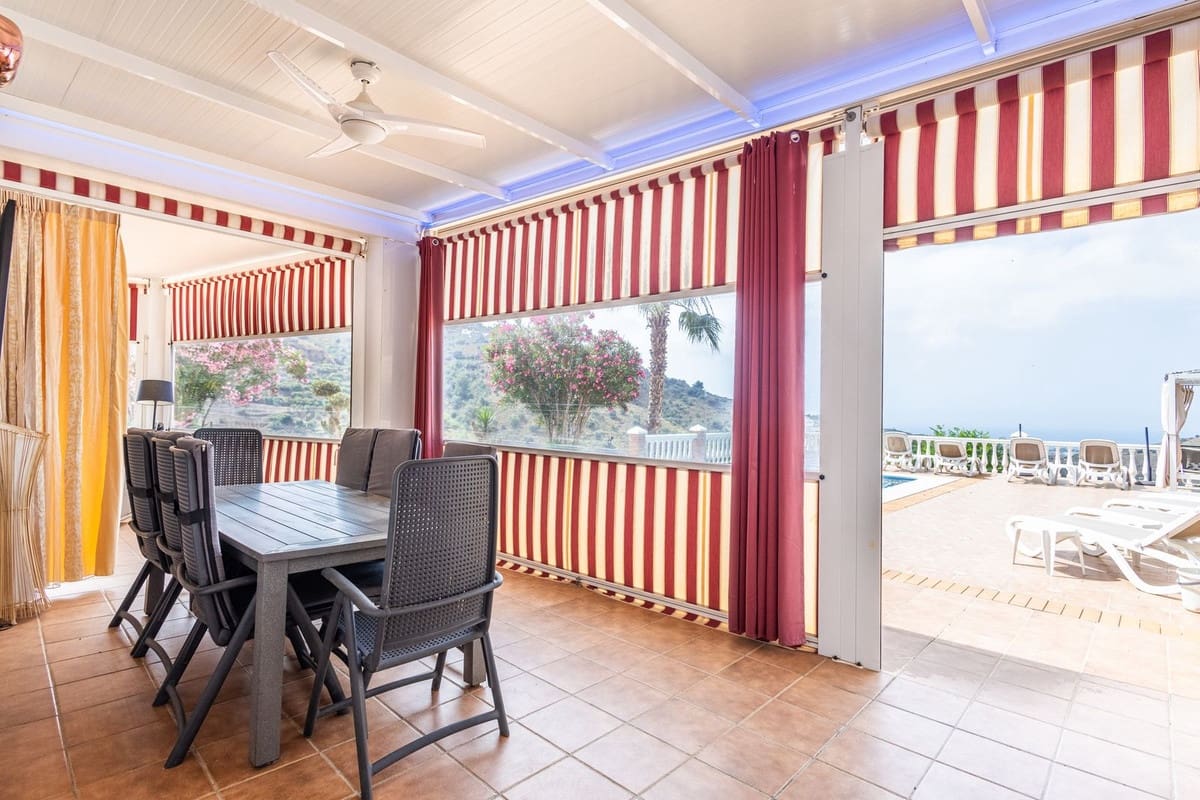 6 soveværelse Villa til salg i Sayalonga med swimmingpool garage - € 699.000 (Ref: 9918612)