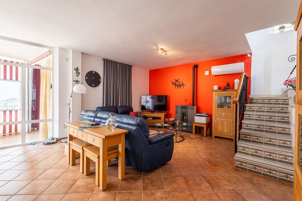 6 soveværelse Villa til salg i Sayalonga med swimmingpool garage - € 699.000 (Ref: 9918612)