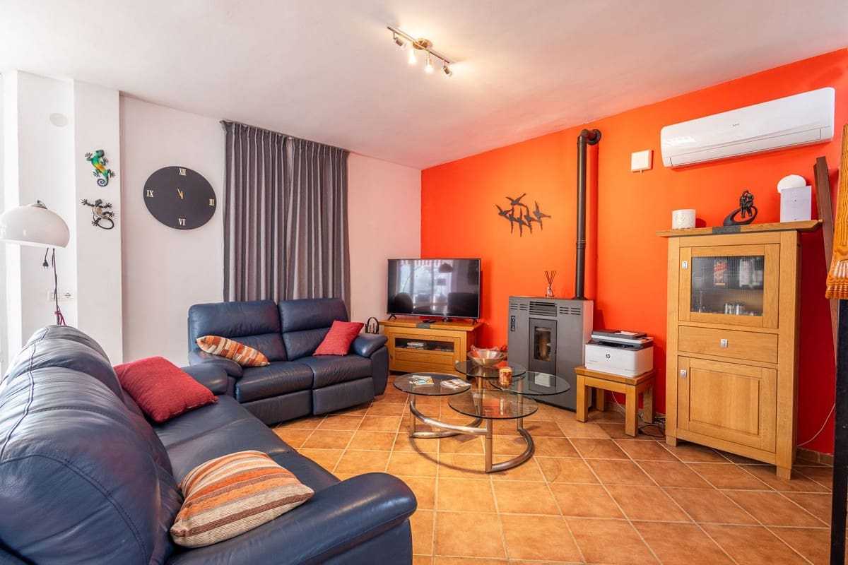6 soveværelse Villa til salg i Sayalonga med swimmingpool garage - € 699.000 (Ref: 9918612)