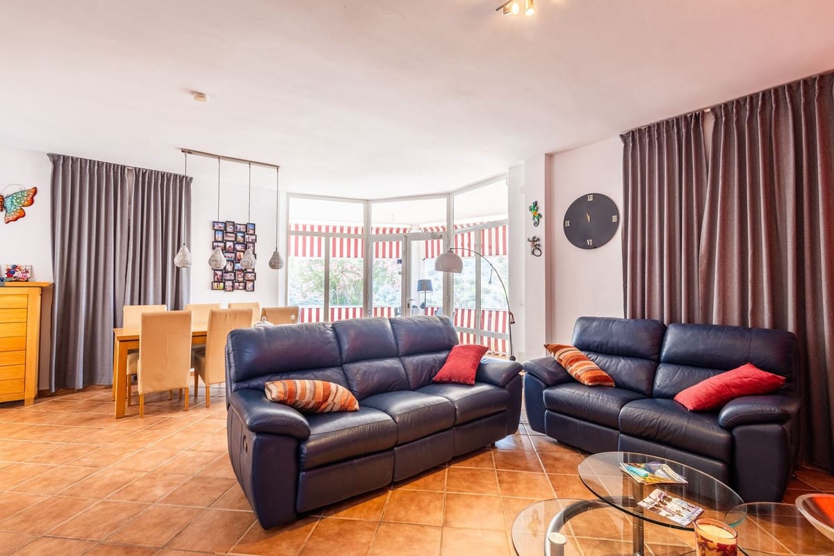 6 soveværelse Villa til salg i Sayalonga med swimmingpool garage - € 699.000 (Ref: 9918612)