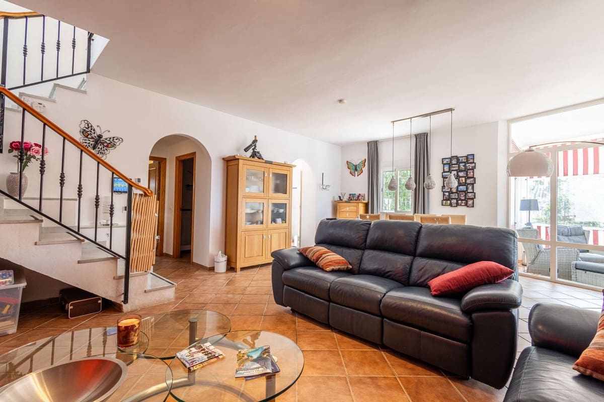 6 soveværelse Villa til salg i Sayalonga med swimmingpool garage - € 699.000 (Ref: 9918612)