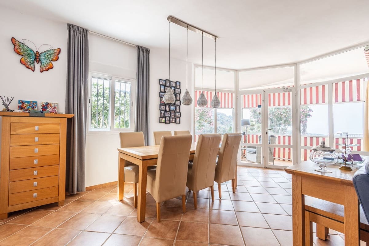 6 soveværelse Villa til salg i Sayalonga med swimmingpool garage - € 699.000 (Ref: 9918612)