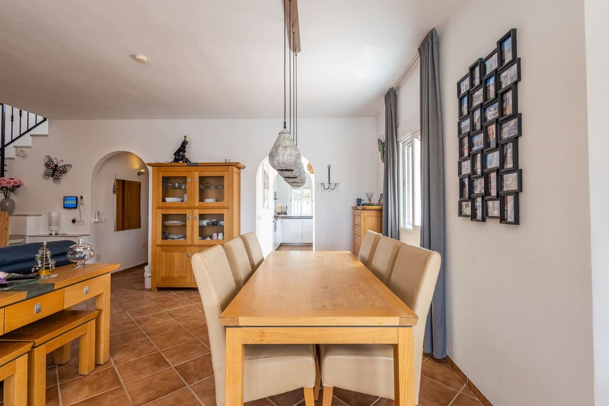 6 soveværelse Villa til salg i Sayalonga med swimmingpool garage - € 699.000 (Ref: 9918612)