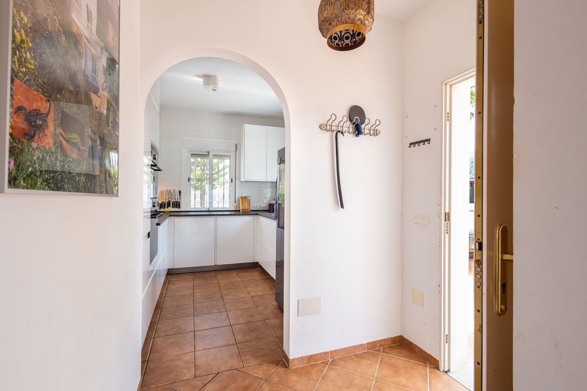 6 soveværelse Villa til salg i Sayalonga med swimmingpool garage - € 699.000 (Ref: 9918612)