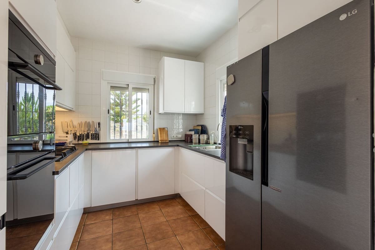 6 soveværelse Villa til salg i Sayalonga med swimmingpool garage - € 699.000 (Ref: 9918612)