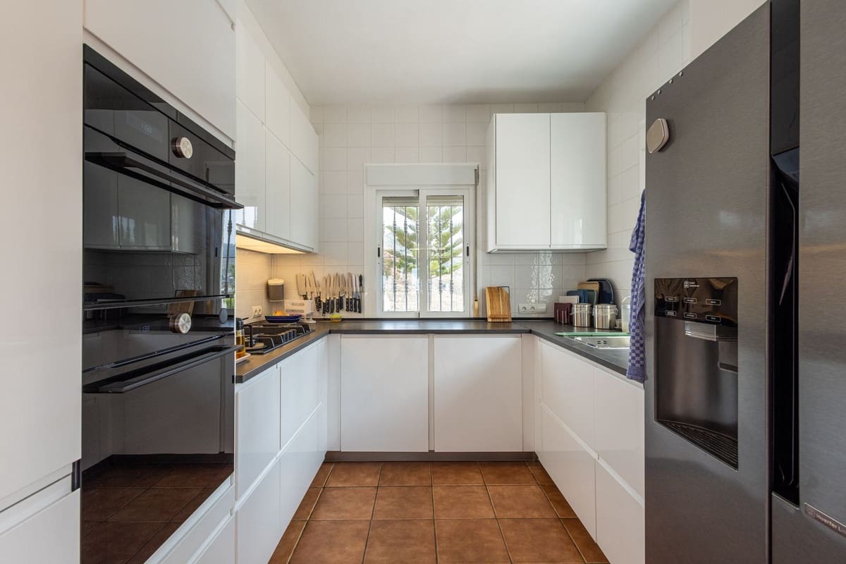 6 soveværelse Villa til salg i Sayalonga med swimmingpool garage - € 699.000 (Ref: 9918612)