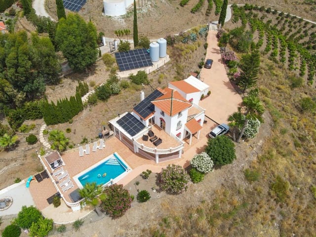 6 soveværelse Villa til salg i Sayalonga med swimmingpool garage - € 699.000 (Ref: 9918612)