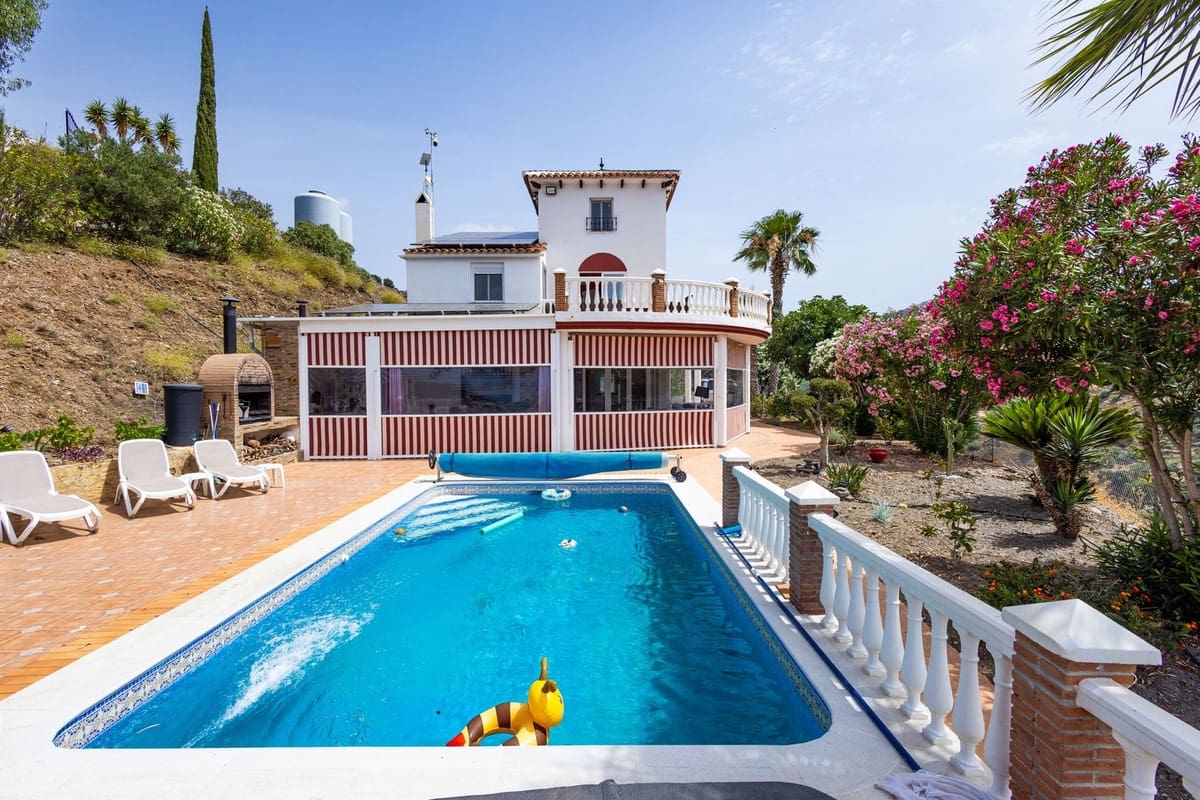 6 soveværelse Villa til salg i Sayalonga med swimmingpool garage - € 699.000 (Ref: 9918612)