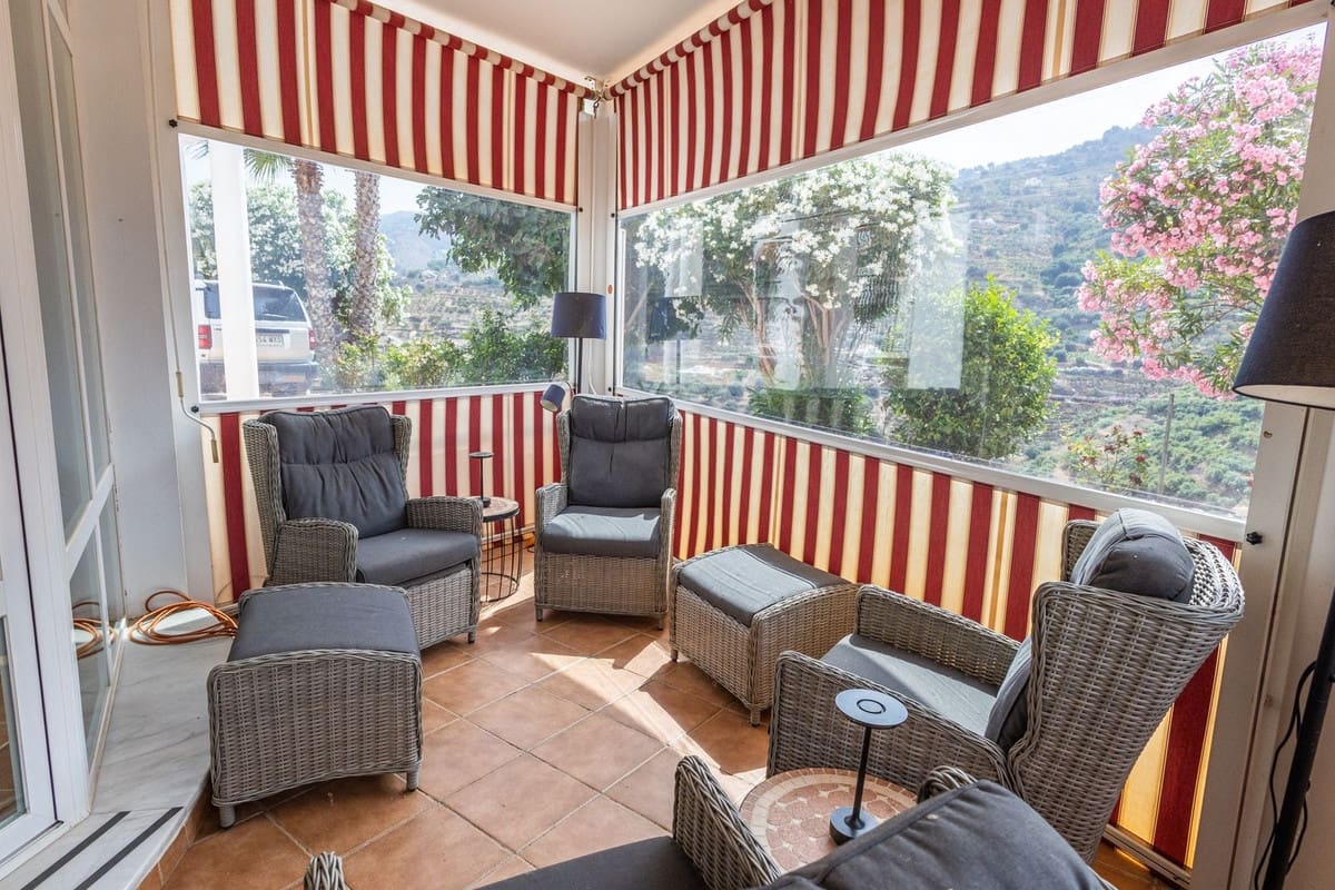 6 soveværelse Villa til salg i Sayalonga med swimmingpool garage - € 699.000 (Ref: 9918612)