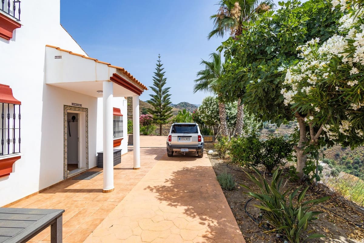 6 soveværelse Villa til salg i Sayalonga med swimmingpool garage - € 699.000 (Ref: 9918612)