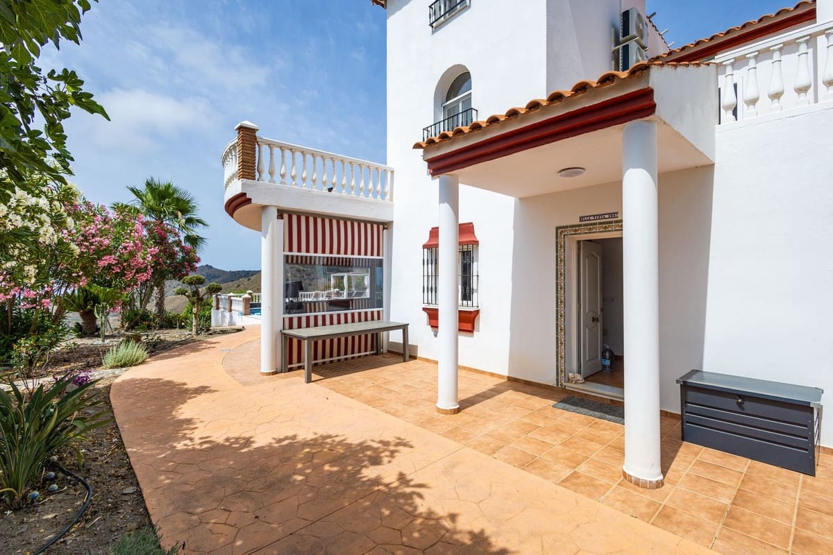 6 soveværelse Villa til salg i Sayalonga med swimmingpool garage - € 699.000 (Ref: 9918612)