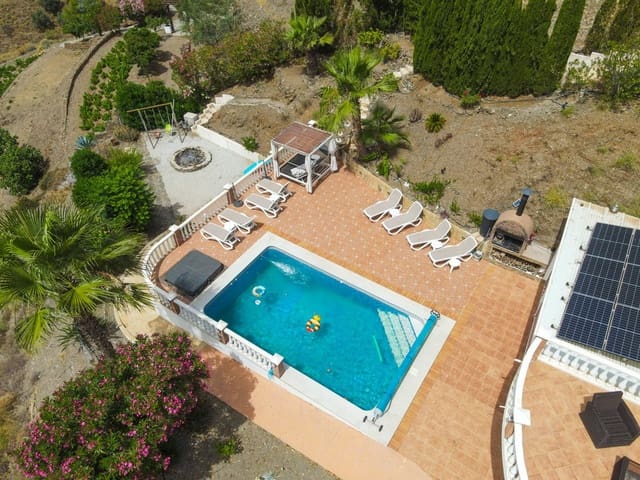 6 soveværelse Villa til salg i Sayalonga med swimmingpool garage - € 699.000 (Ref: 9918612)