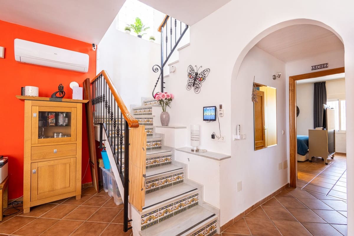 6 soveværelse Villa til salg i Sayalonga med swimmingpool garage - € 699.000 (Ref: 9918612)