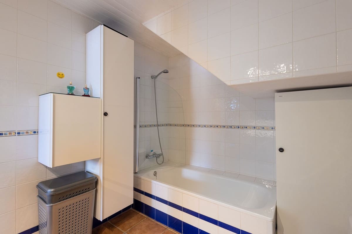 6 soveværelse Villa til salg i Sayalonga med swimmingpool garage - € 699.000 (Ref: 9918612)