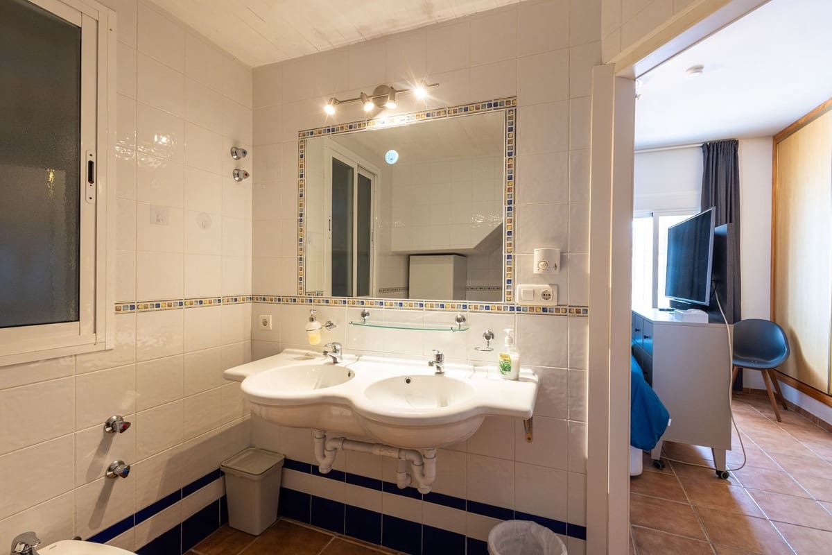 6 soveværelse Villa til salg i Sayalonga med swimmingpool garage - € 699.000 (Ref: 9918612)