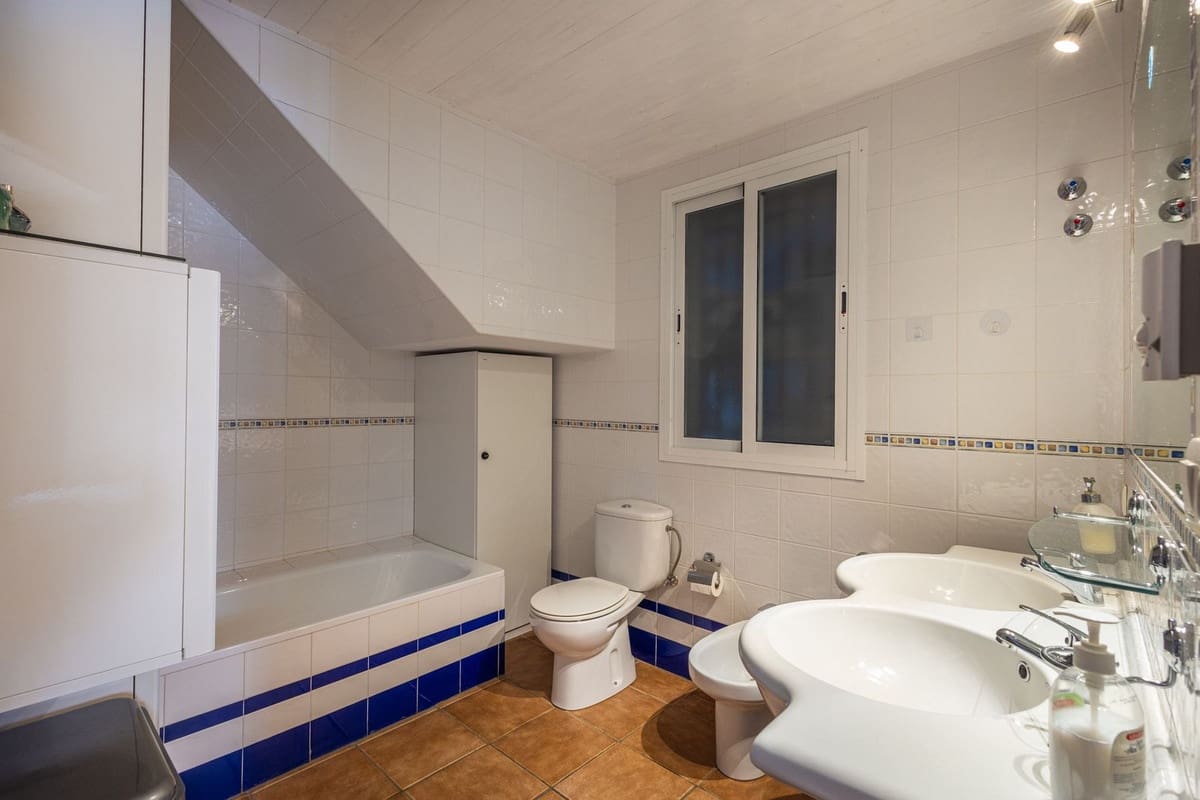 6 soveværelse Villa til salg i Sayalonga med swimmingpool garage - € 699.000 (Ref: 9918612)