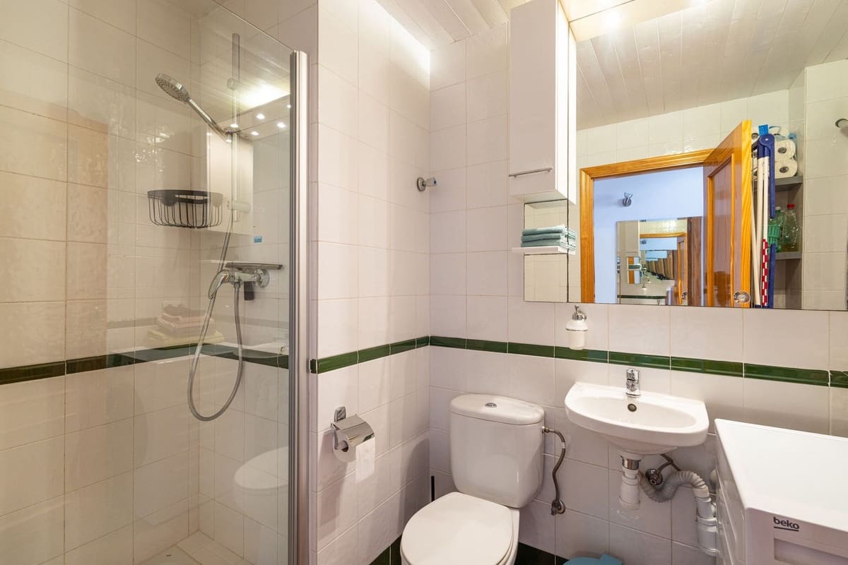 6 soveværelse Villa til salg i Sayalonga med swimmingpool garage - € 699.000 (Ref: 9918612)