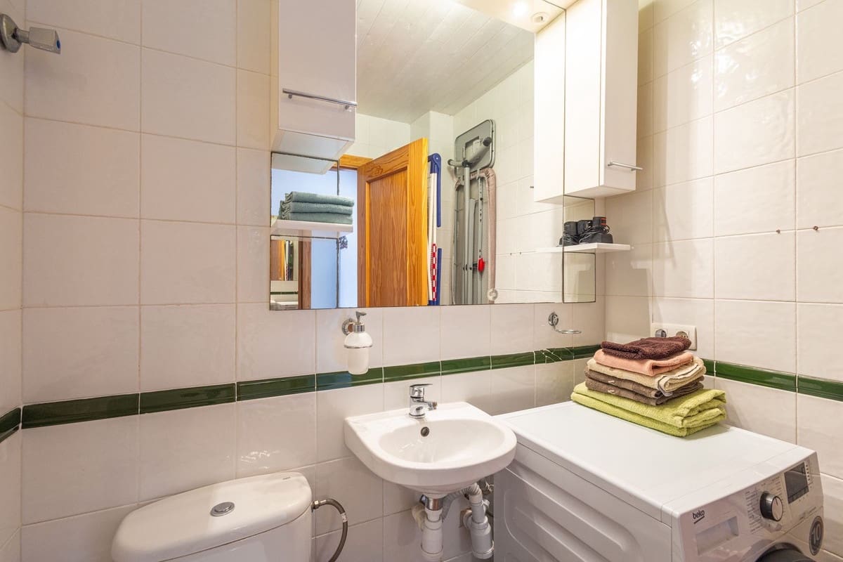 6 soveværelse Villa til salg i Sayalonga med swimmingpool garage - € 699.000 (Ref: 9918612)