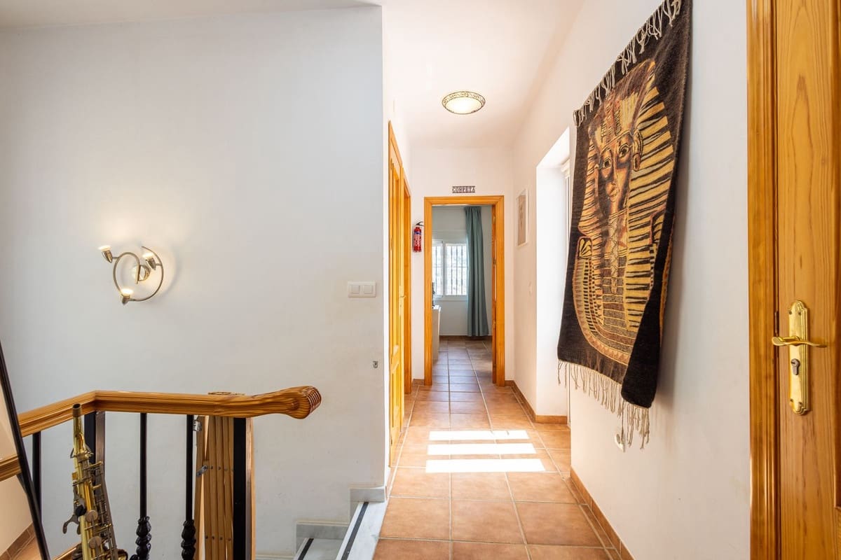 6 soveværelse Villa til salg i Sayalonga med swimmingpool garage - € 699.000 (Ref: 9918612)