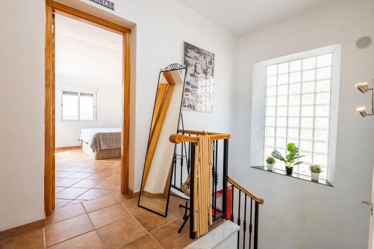 6 soveværelse Villa til salg i Sayalonga med swimmingpool garage - € 699.000 (Ref: 9918612)