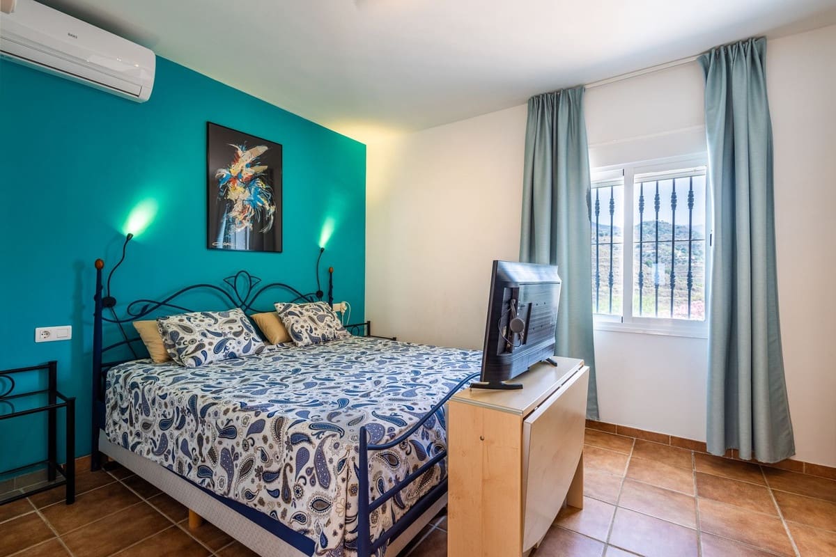 6 soveværelse Villa til salg i Sayalonga med swimmingpool garage - € 699.000 (Ref: 9918612)