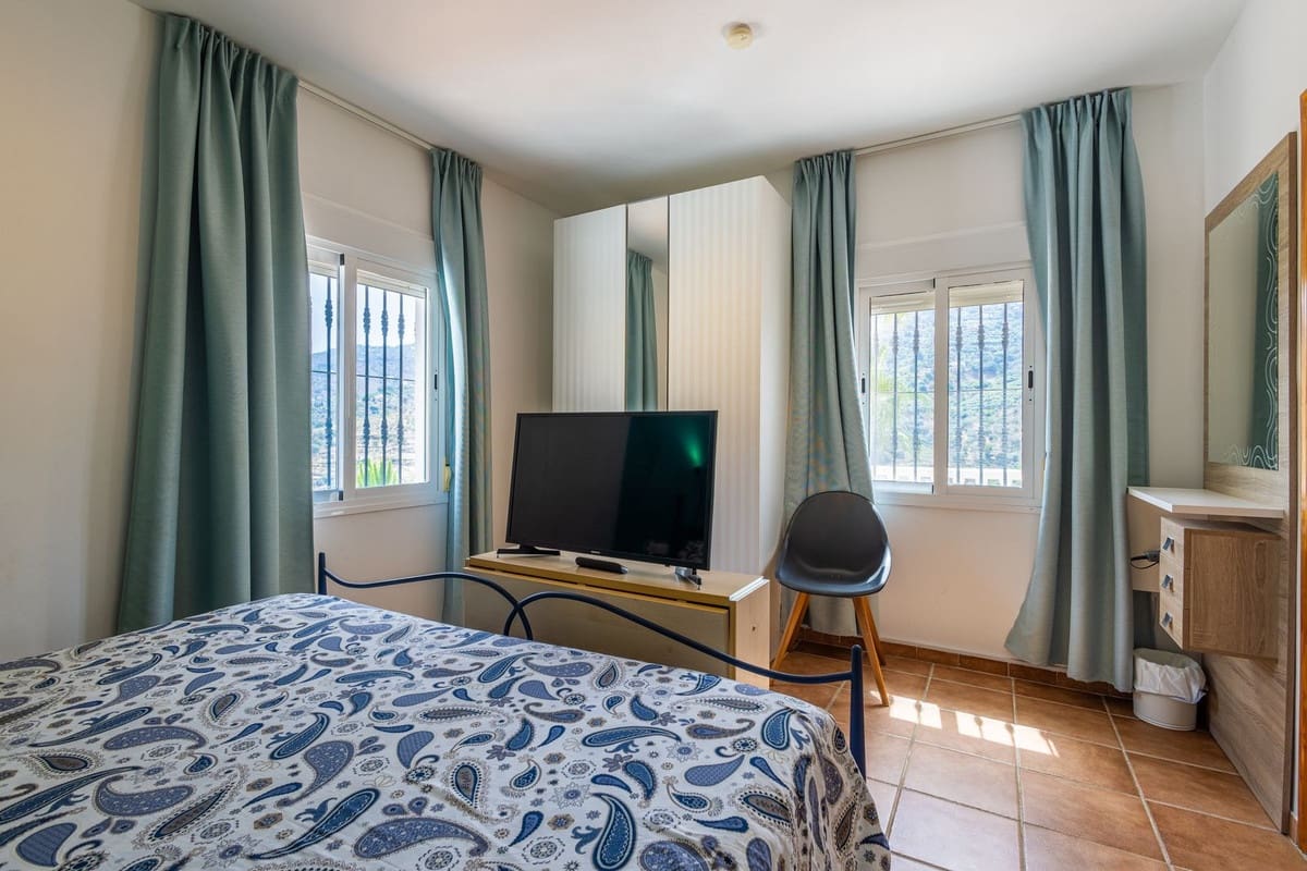 6 soveværelse Villa til salg i Sayalonga med swimmingpool garage - € 699.000 (Ref: 9918612)