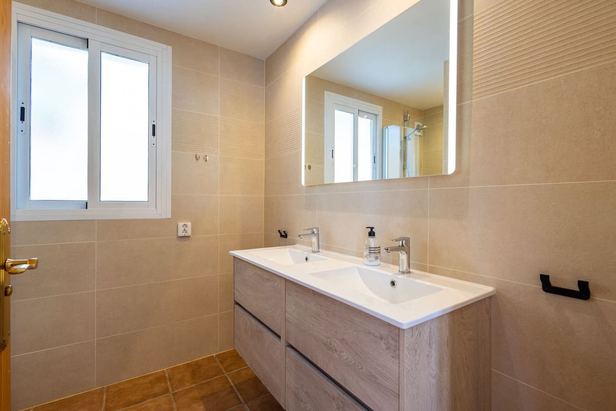 6 soveværelse Villa til salg i Sayalonga med swimmingpool garage - € 699.000 (Ref: 9918612)