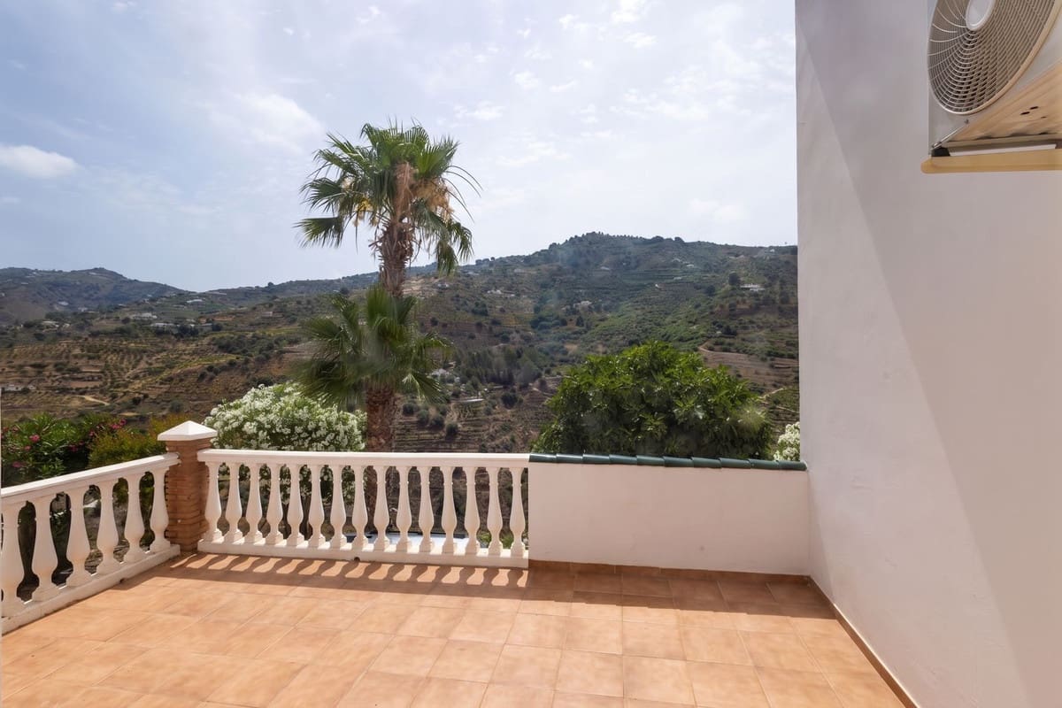 6 soveværelse Villa til salg i Sayalonga med swimmingpool garage - € 699.000 (Ref: 9918612)