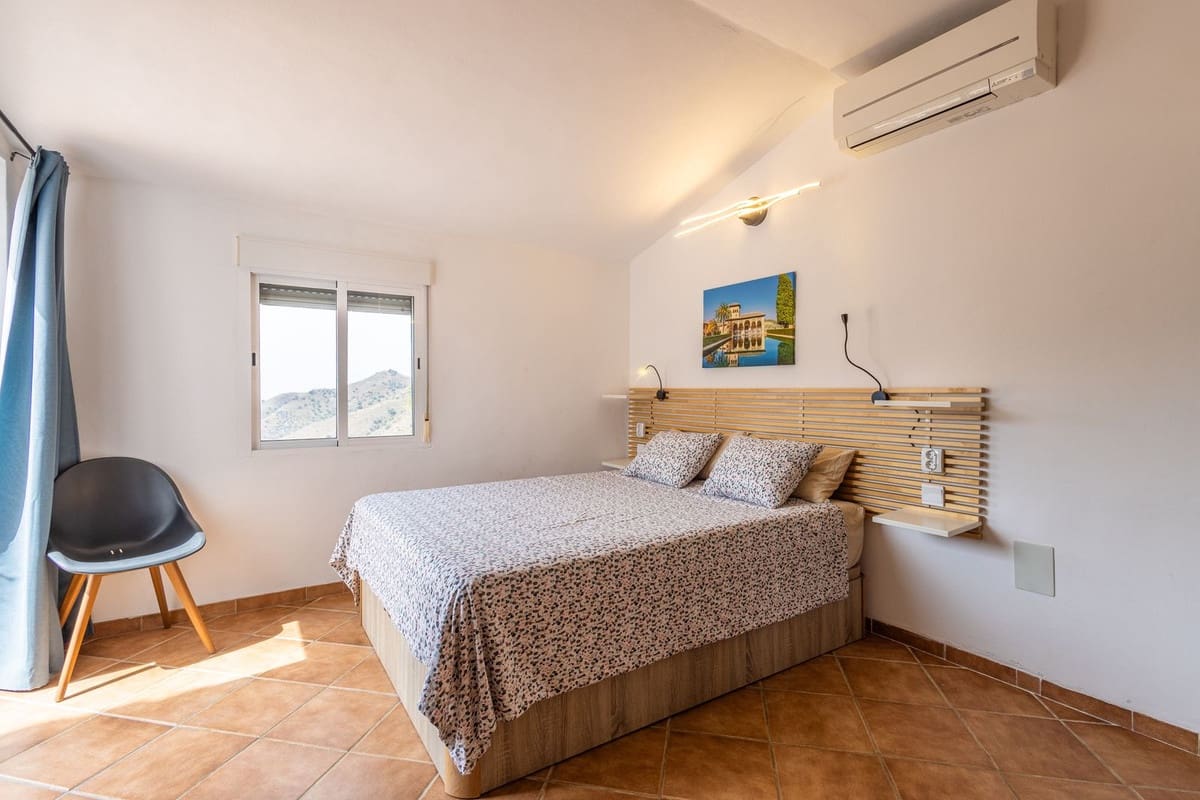 6 soveværelse Villa til salg i Sayalonga med swimmingpool garage - € 699.000 (Ref: 9918612)