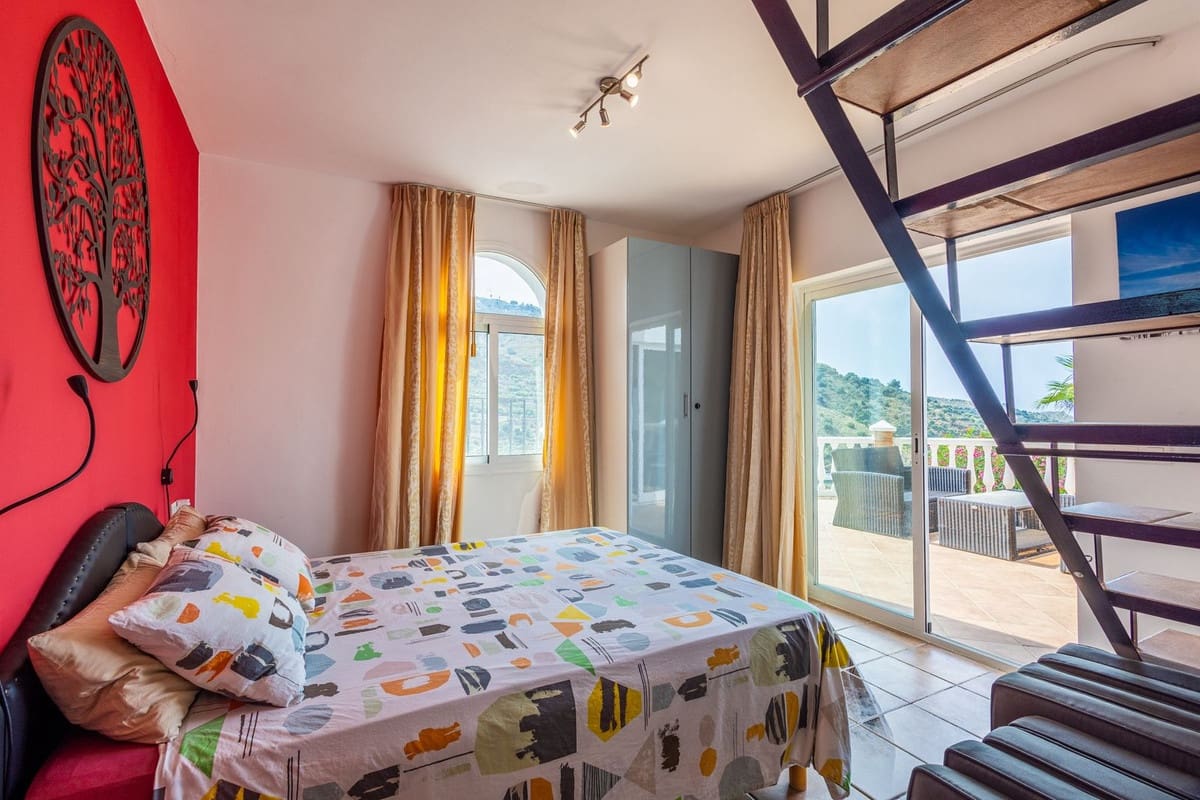 6 soveværelse Villa til salg i Sayalonga med swimmingpool garage - € 699.000 (Ref: 9918612)