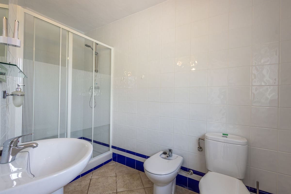 6 soveværelse Villa til salg i Sayalonga med swimmingpool garage - € 699.000 (Ref: 9918612)