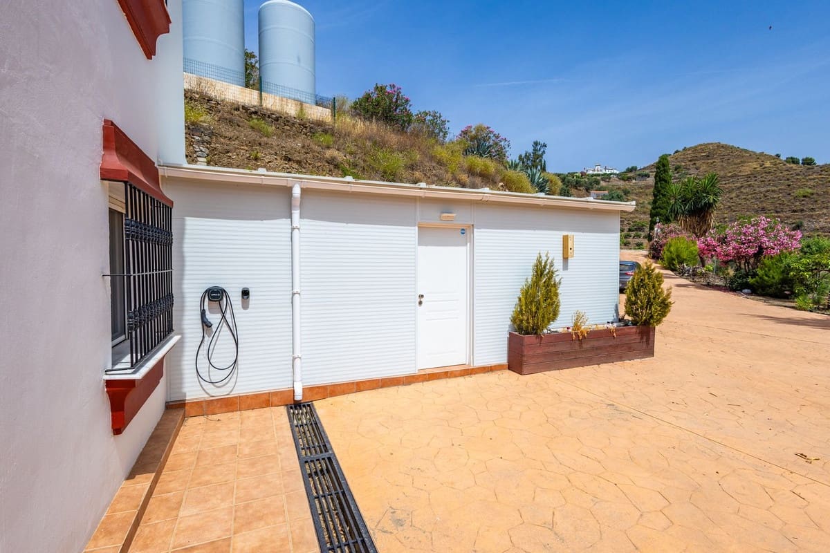 6 soveværelse Villa til salg i Sayalonga med swimmingpool garage - € 699.000 (Ref: 9918612)