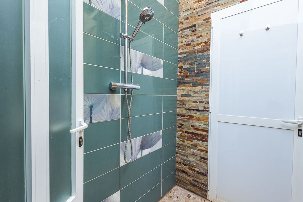 6 soveværelse Villa til salg i Sayalonga med swimmingpool garage - € 699.000 (Ref: 9918612)