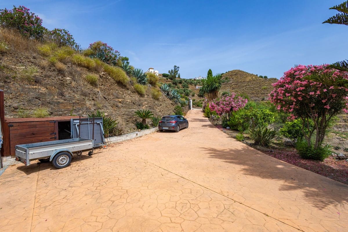 6 soveværelse Villa til salg i Sayalonga med swimmingpool garage - € 699.000 (Ref: 9918612)