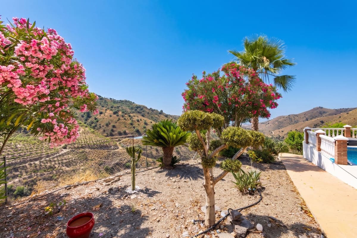 6 soveværelse Villa til salg i Sayalonga med swimmingpool garage - € 699.000 (Ref: 9918612)